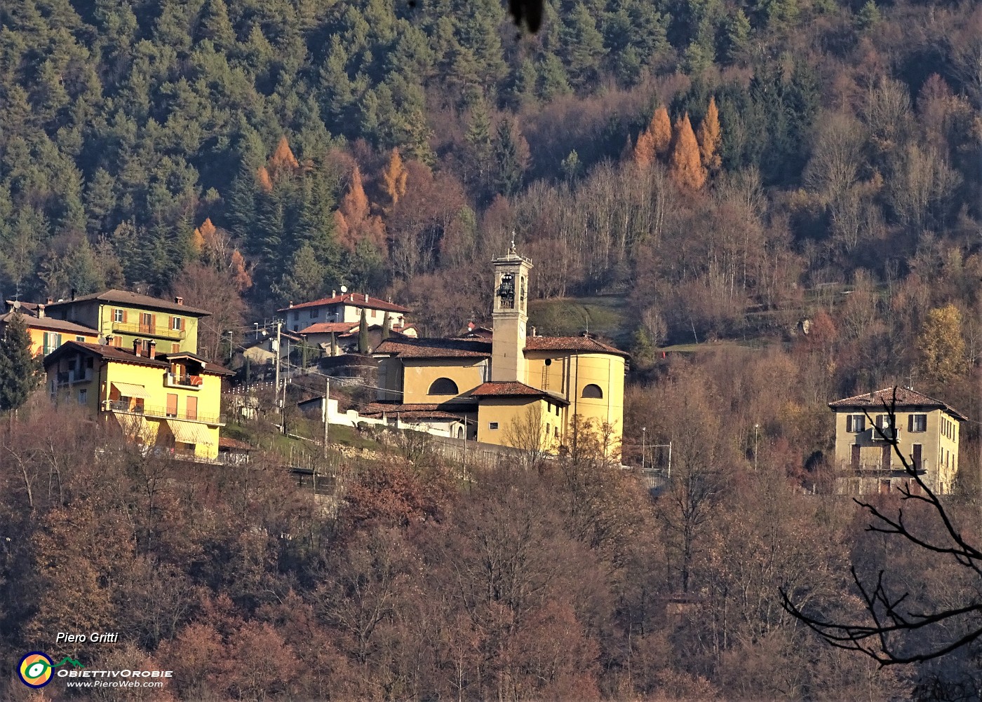 25 Zoom sulla Chiesa di Spino al Brembo (470 m).JPG
